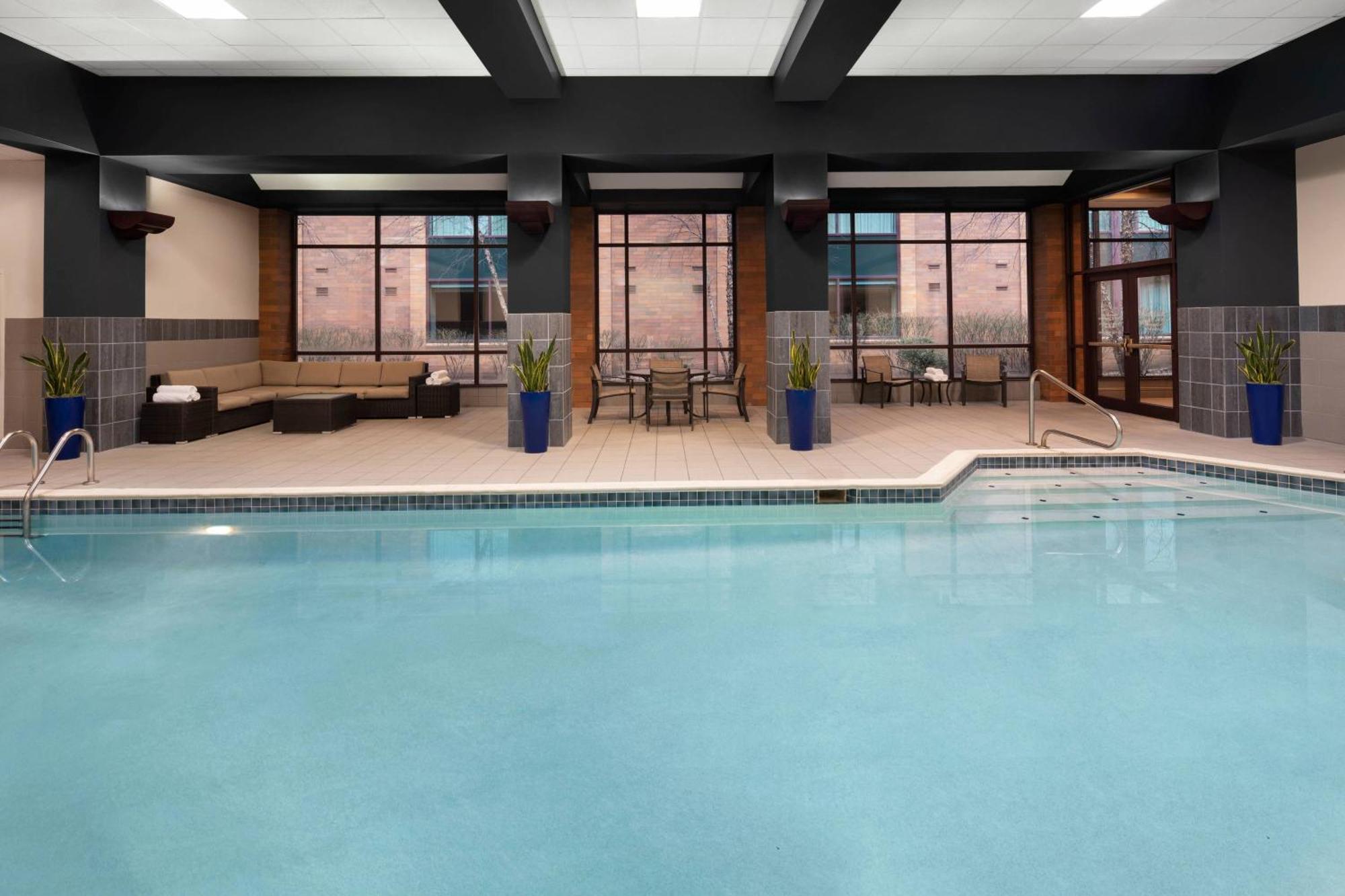 Отель Cleveland Marriott East Warrensville Heights Экстерьер фото