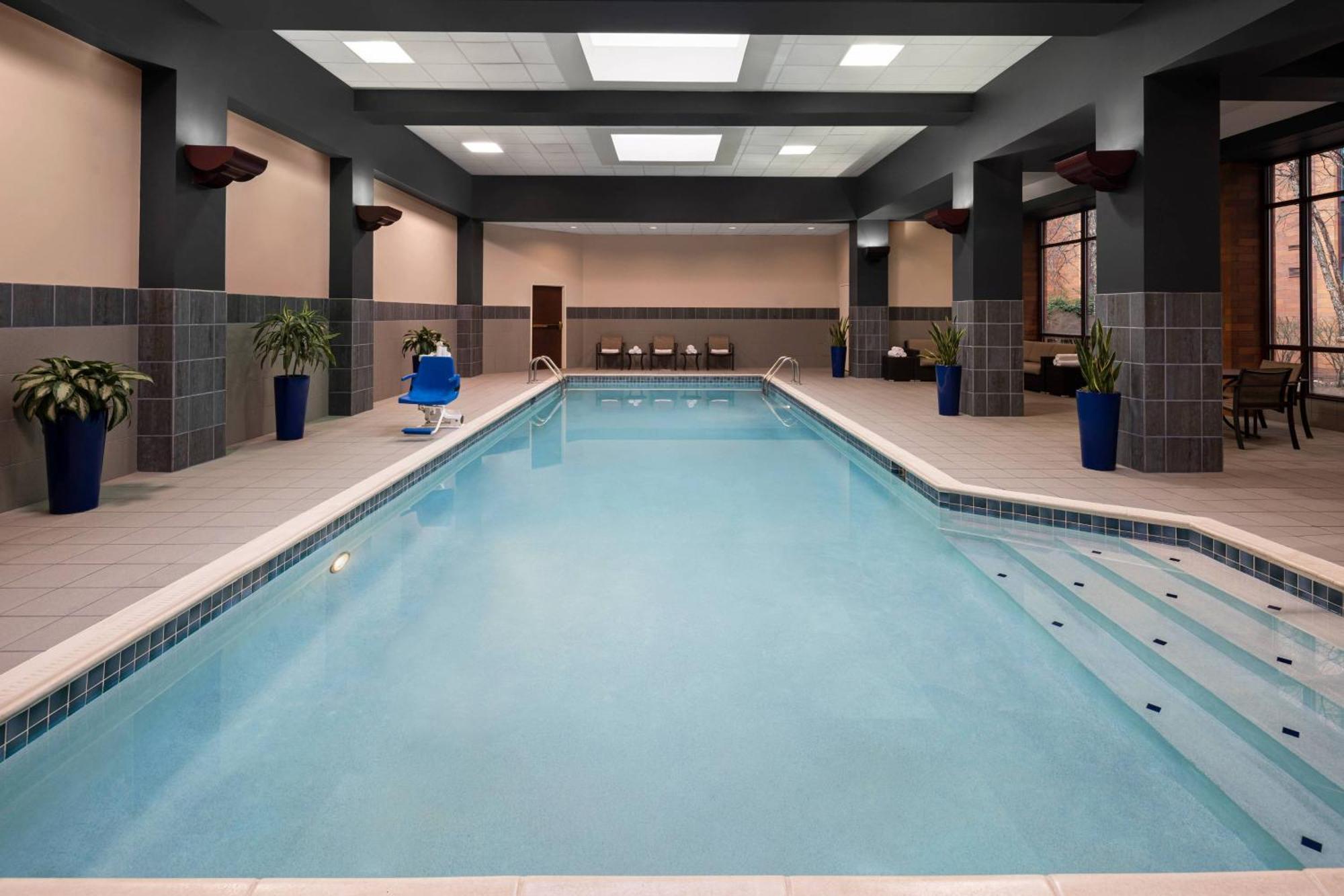 Отель Cleveland Marriott East Warrensville Heights Экстерьер фото