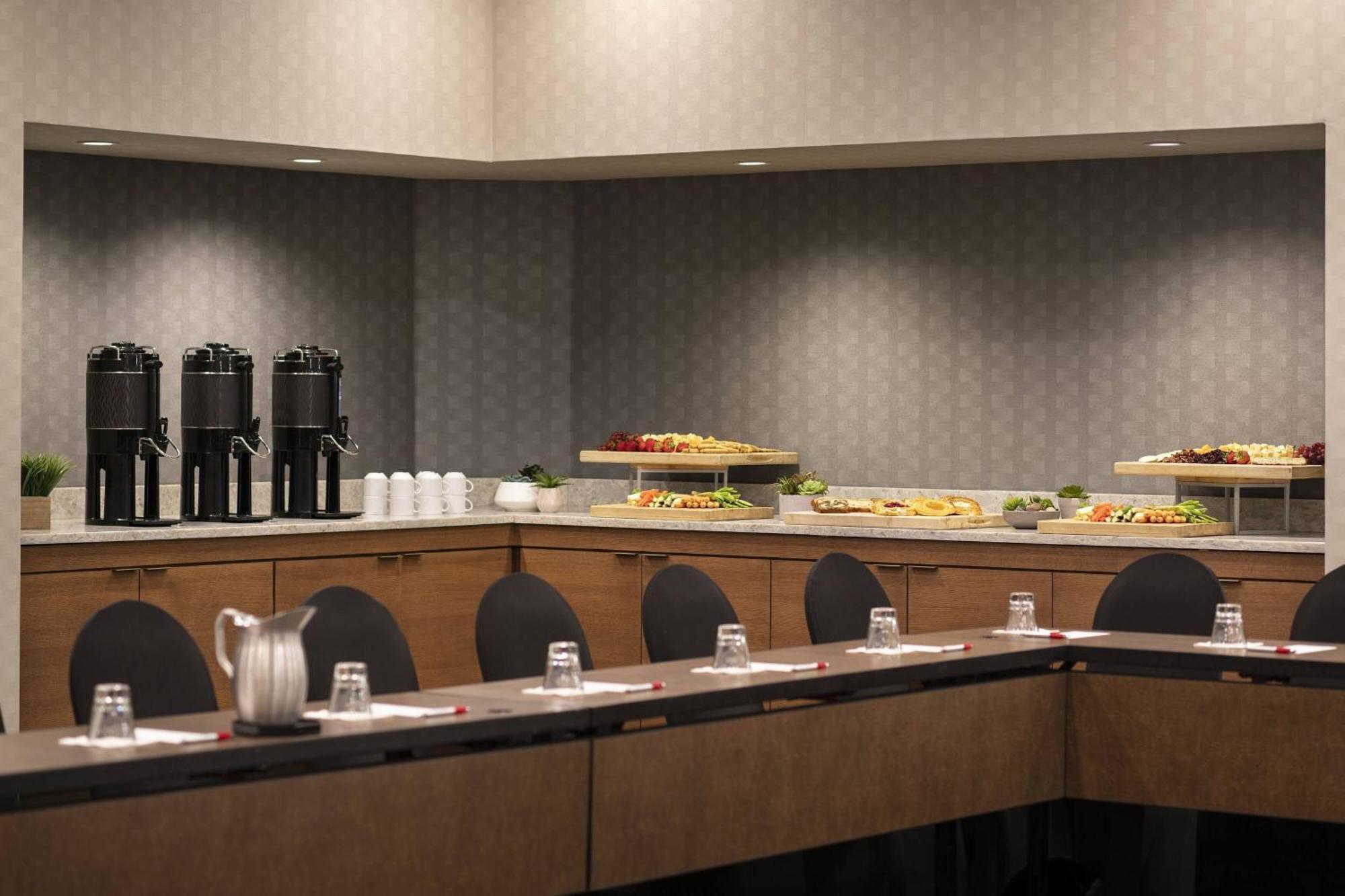 Отель Cleveland Marriott East Warrensville Heights Экстерьер фото