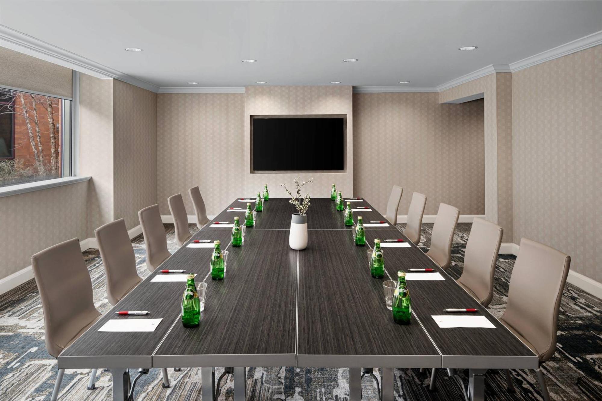 Отель Cleveland Marriott East Warrensville Heights Экстерьер фото