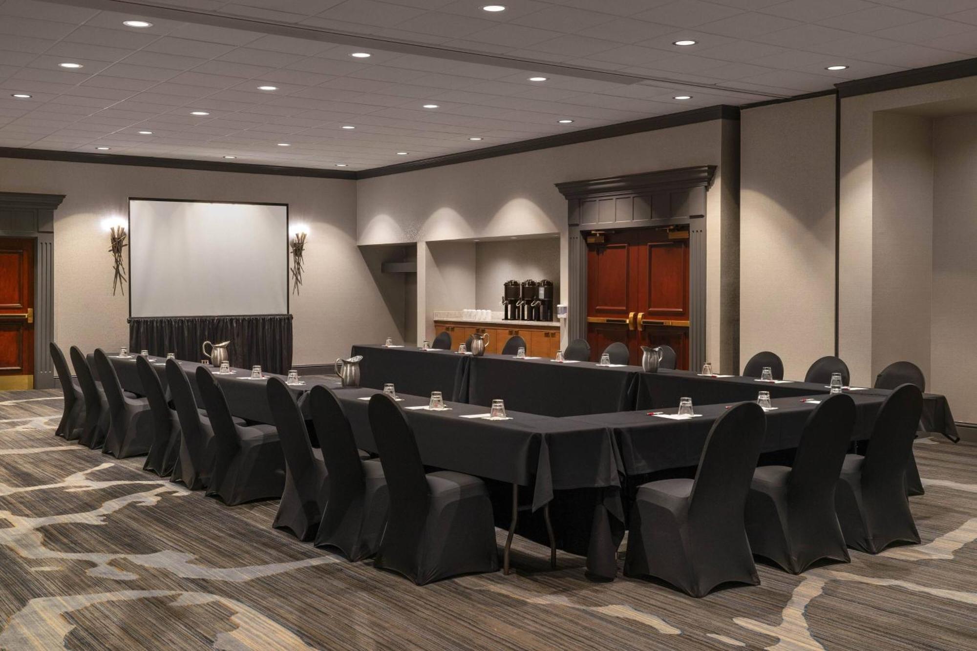 Отель Cleveland Marriott East Warrensville Heights Экстерьер фото